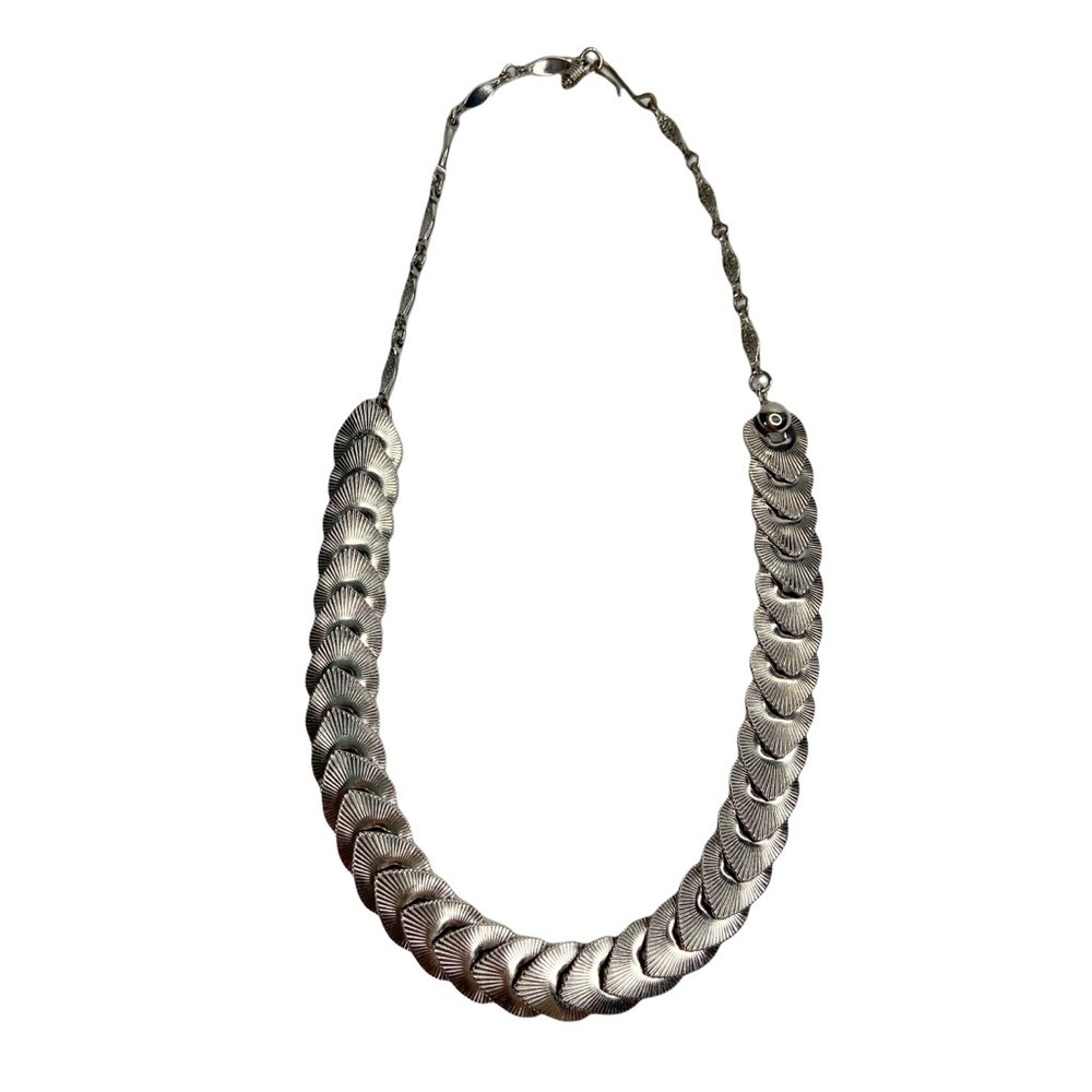 Vintage Silver Tone Articulated Ribbed Textured Hook Closure Necklace